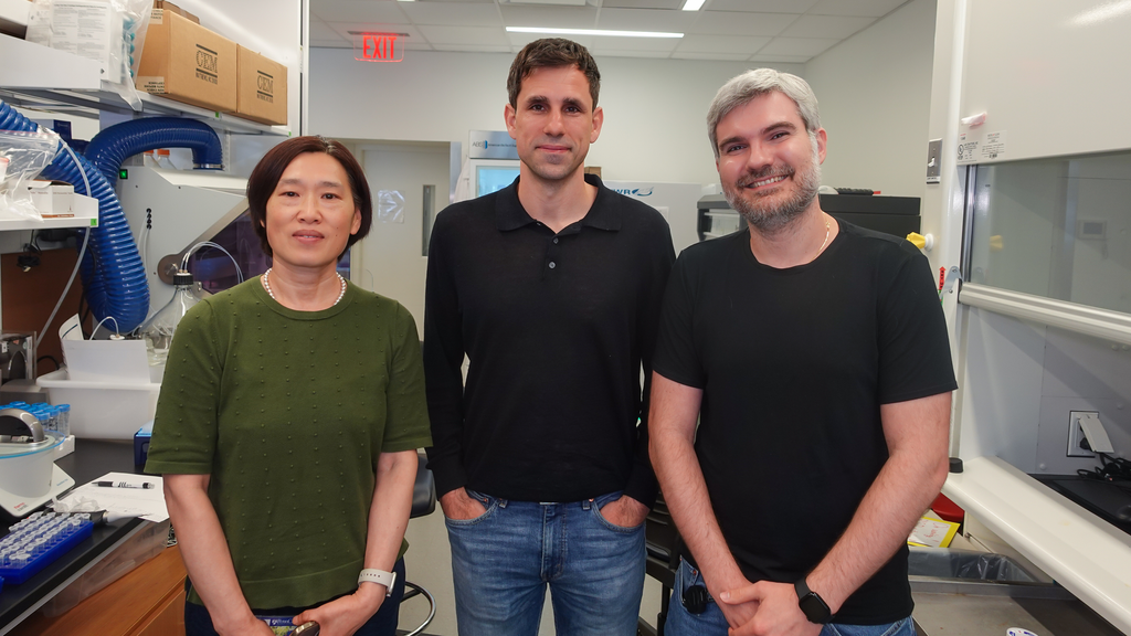 Sufen Li, Cesar de la Fuente, and Marcelo Torres in a lab