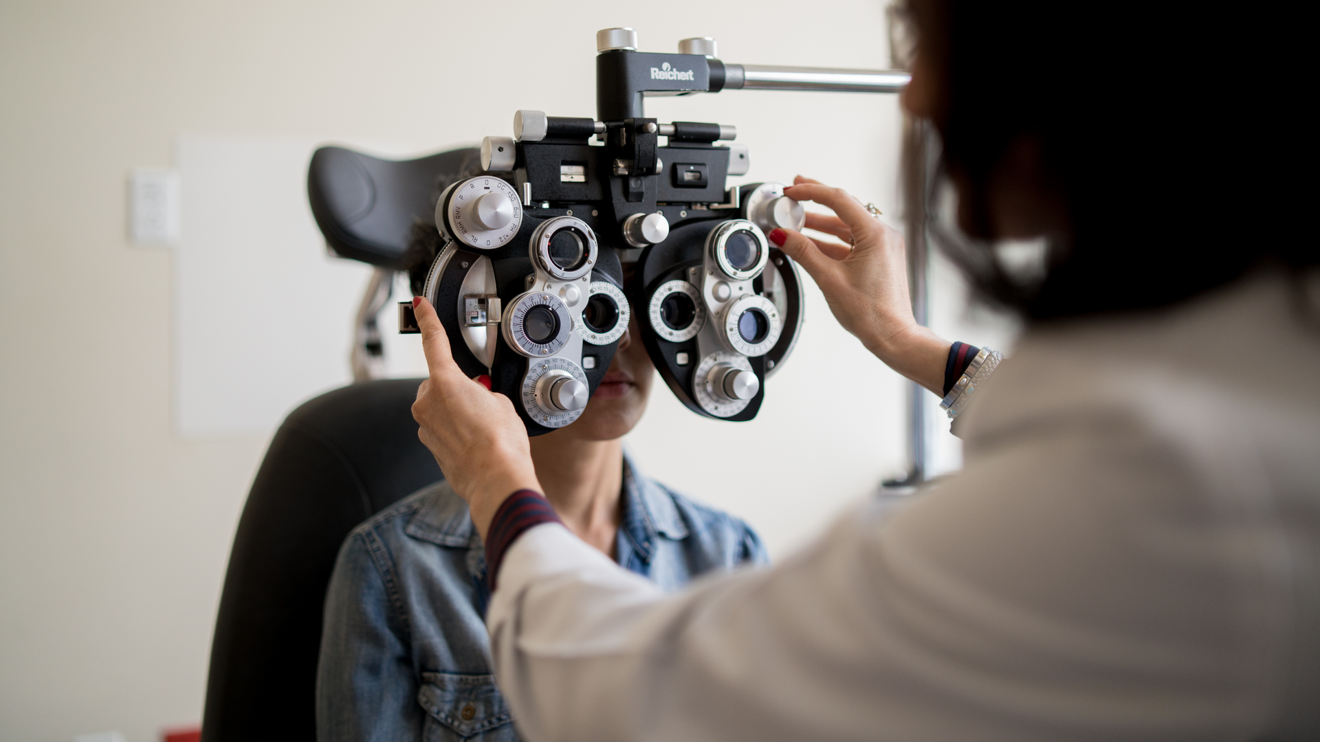 Penn Medicine ophthalmologist gives eye exam at Scheie Eye Institute