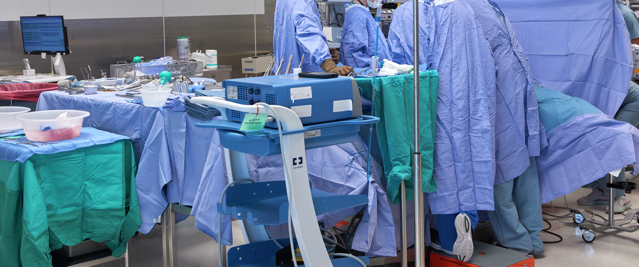 A Penn surgical team performs a living donor kidney transplant procedure