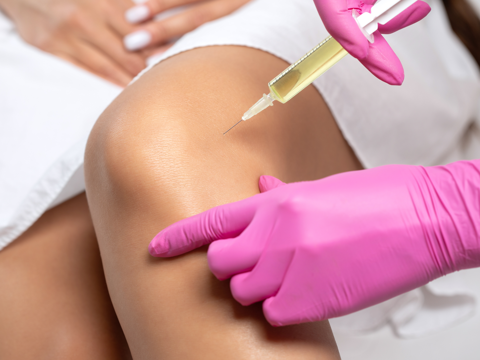 image of injection into the knee