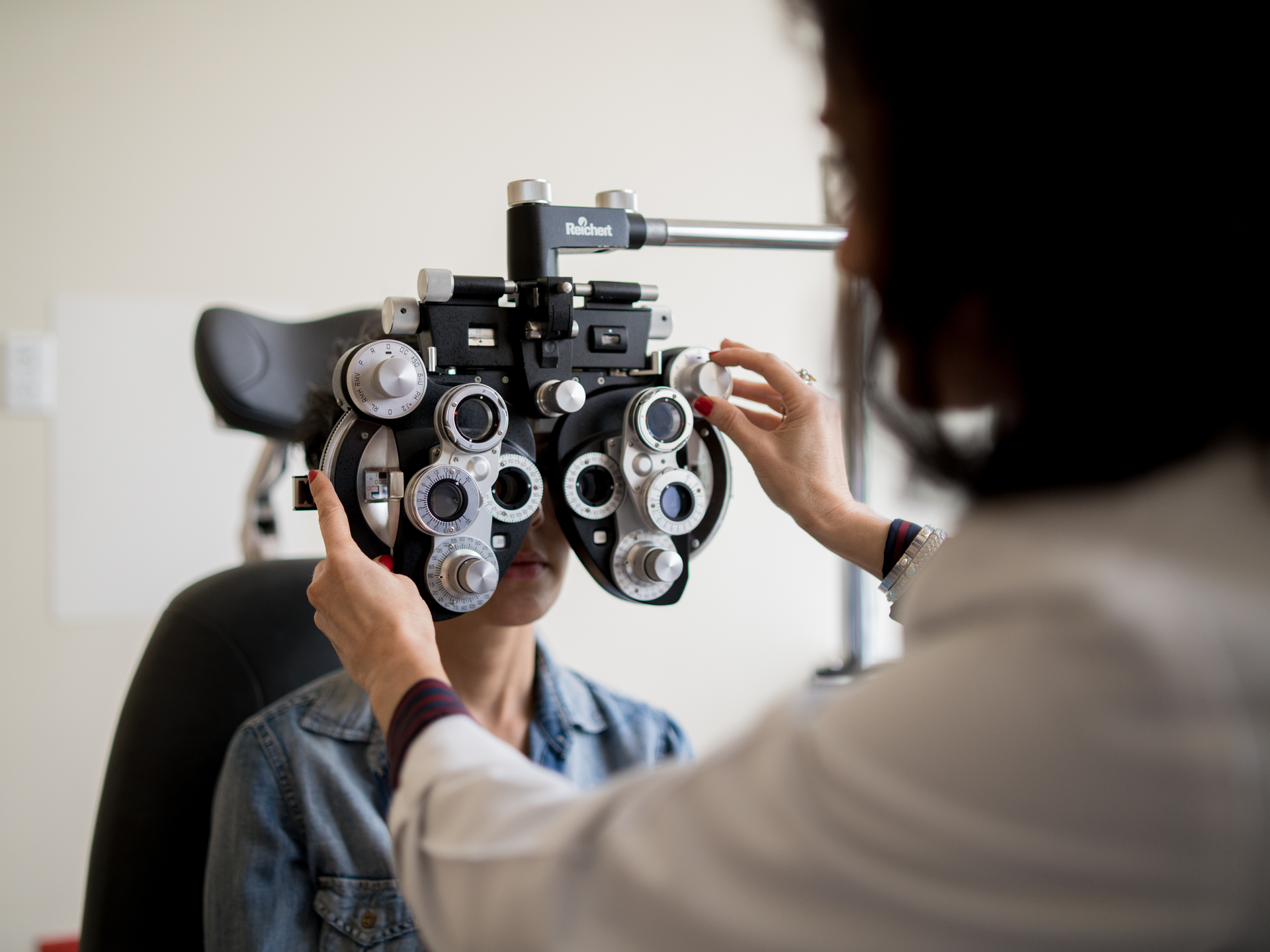 Penn Medicine ophthalmologist gives eye exam at Scheie Eye Institute