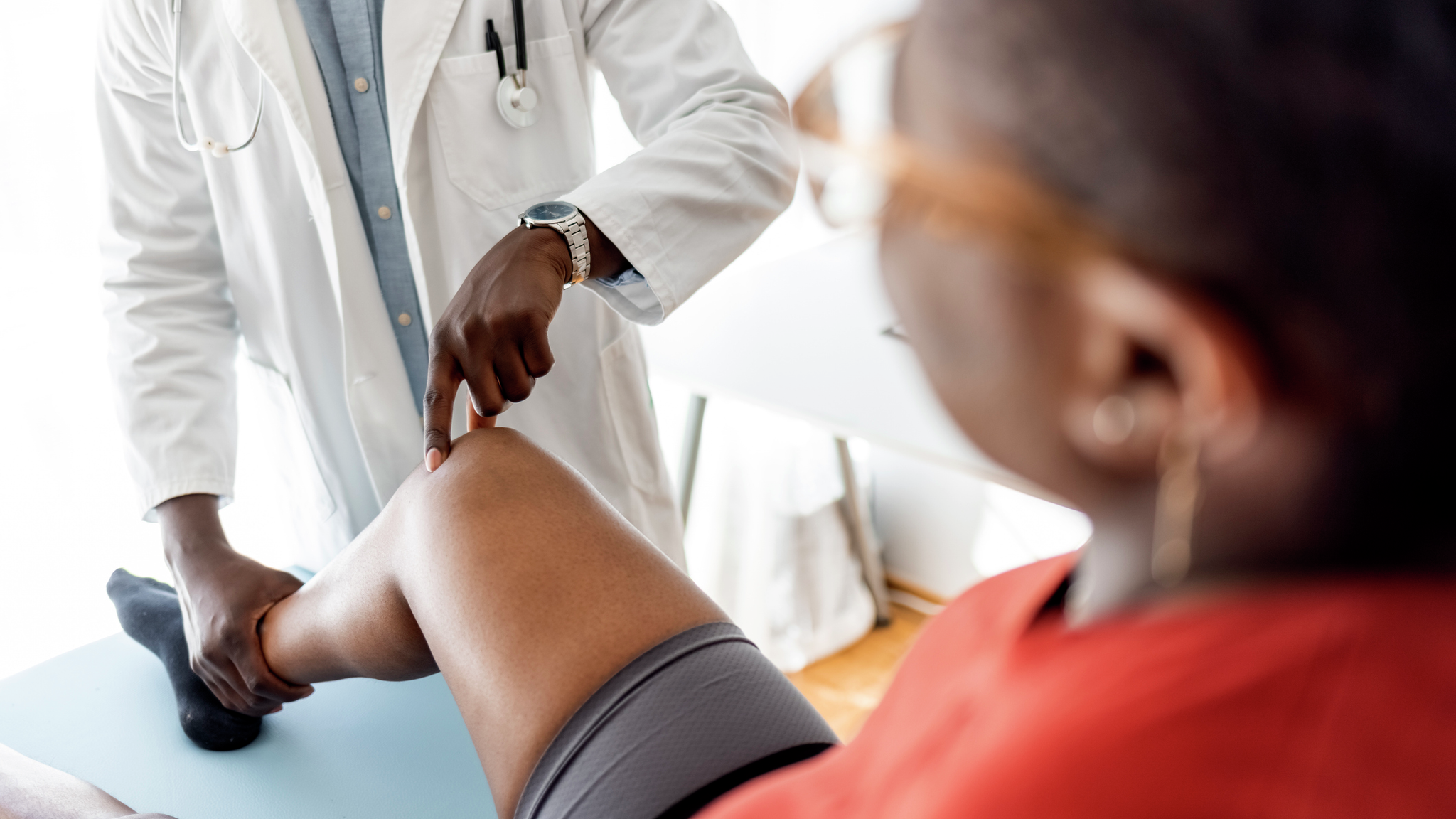 Penn Medicine doctor looks at patient's knee