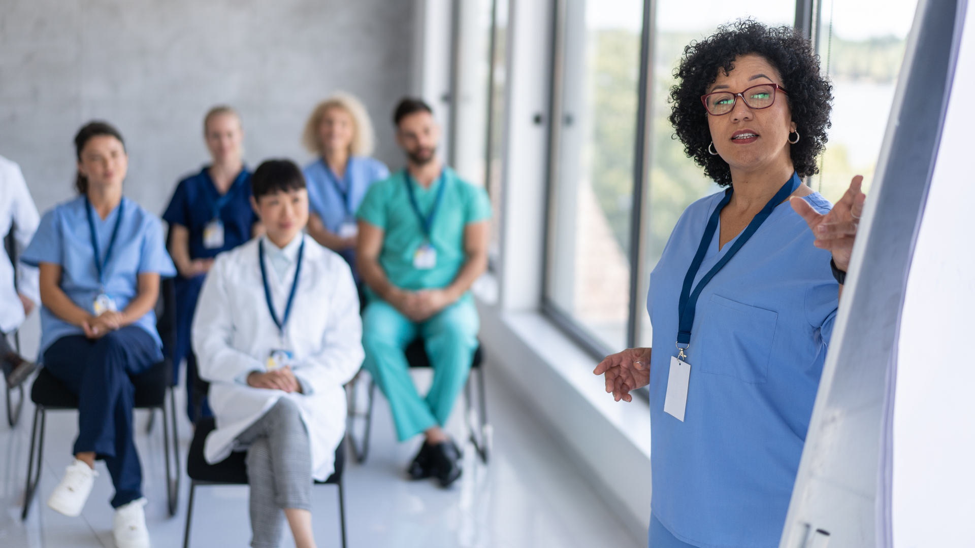 id=508855    old=175462 A healthcare professional leads a presentation, illustrating communication and teamwork during a training session.