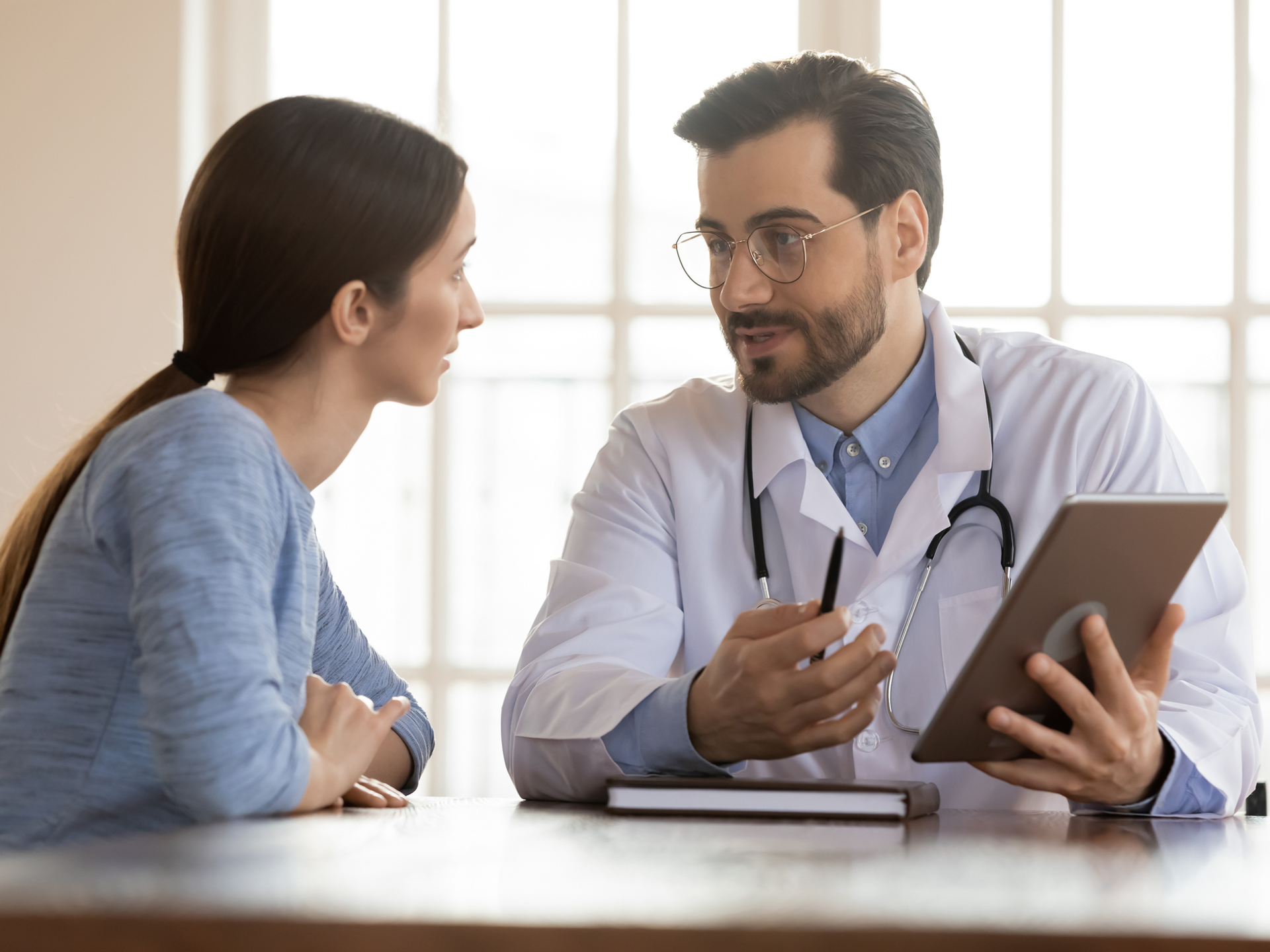 Look at screen, please. Positive capable doc general practitioner demonstrating test results in electronic format 