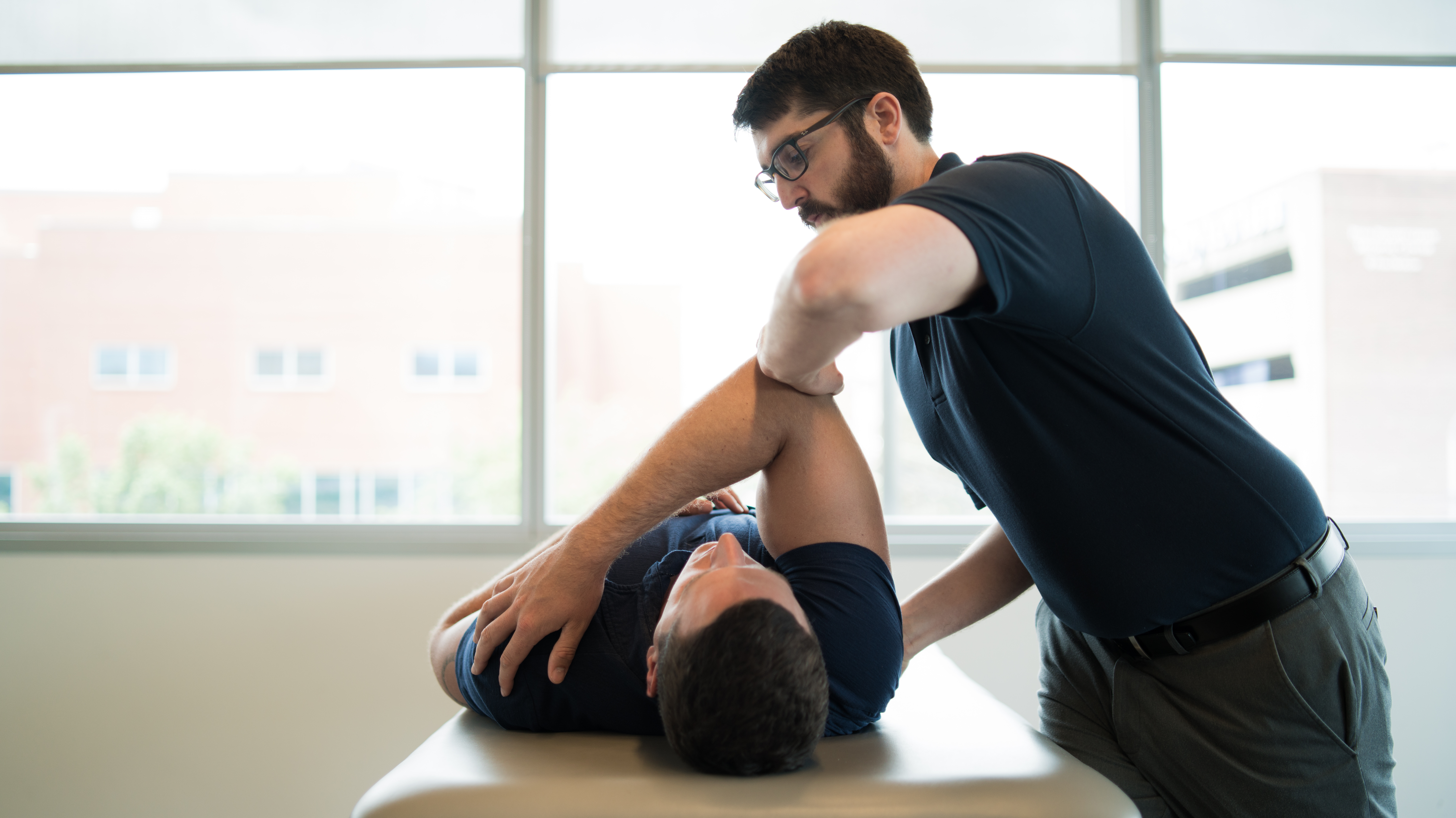 Penn Medicine physical therapist works on patients shoulder