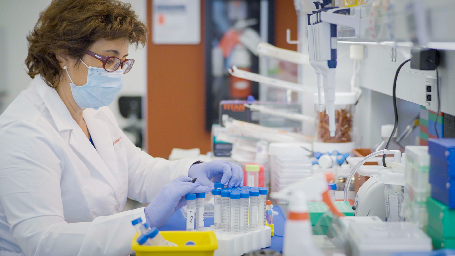 Eleana Atochina-Vasserman in the lab