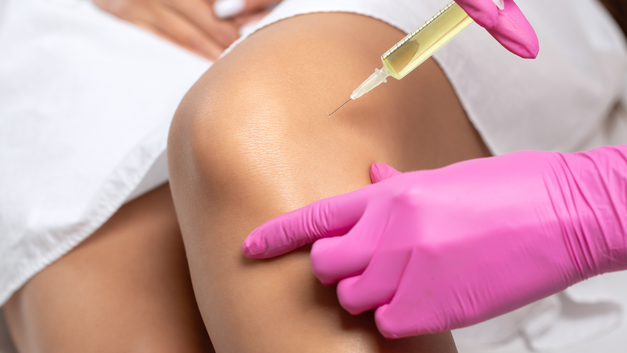Image of injection into the knee