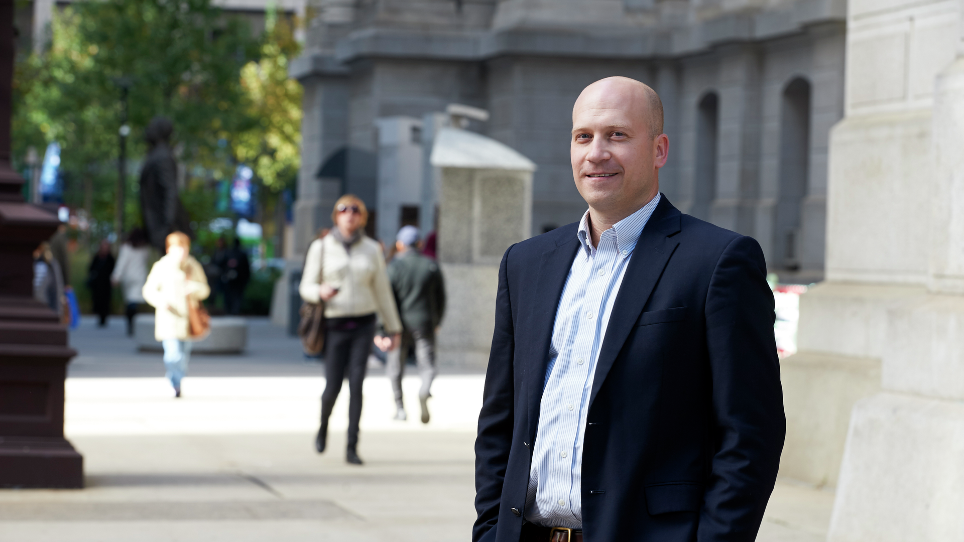 Portrait of Scott Hensley outside in business attire