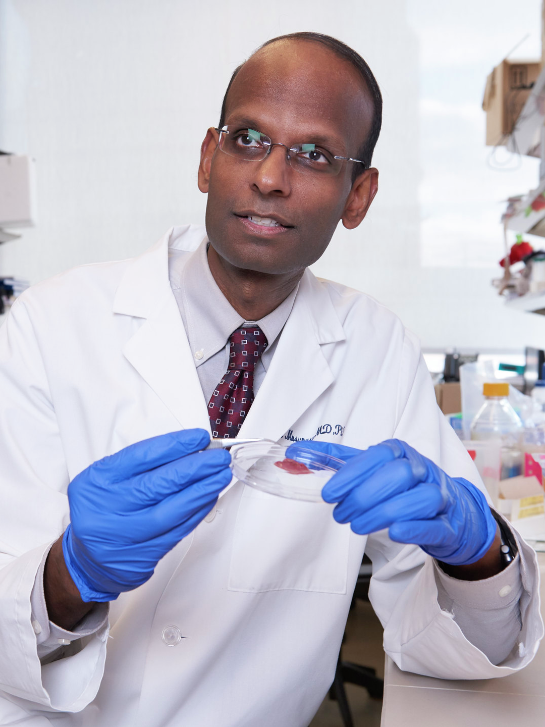 Kiran Musunuru working in a lab