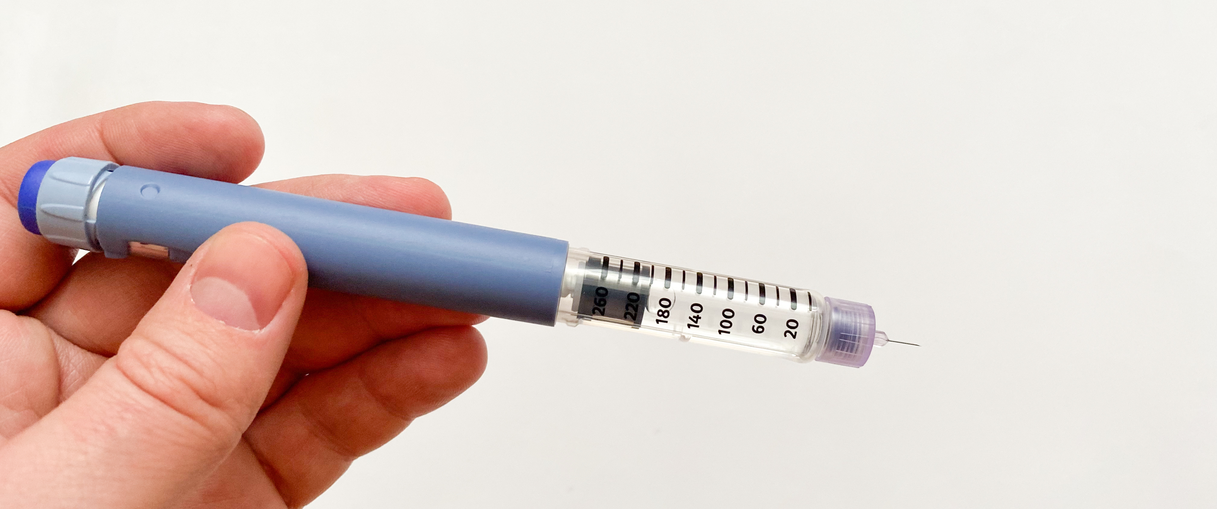 A person holds an insulin pen