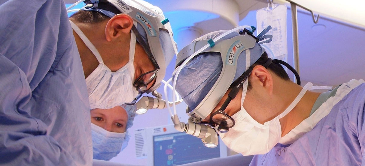 Doctors Szeto and Acker in surgery